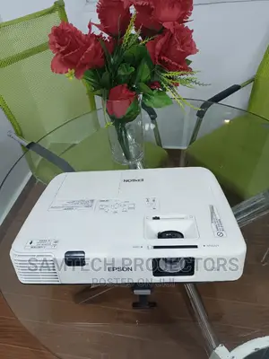 London Used (Epson Eb-1960)5000 Lumens Works Perfectly Well
