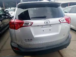 Toyota RAV4 XLE 4dr SUV (2.5L 4cyl 6A) 2015 Silver