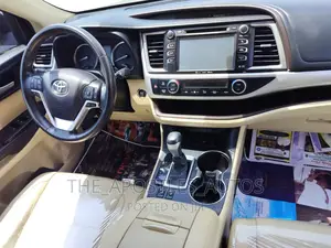 Toyota Highlander XLE 4x4 V6 (3.5L 6cyl 8A) 2018 Brown