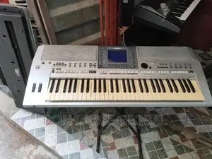 Yamaha PSR-S700 Keyboard