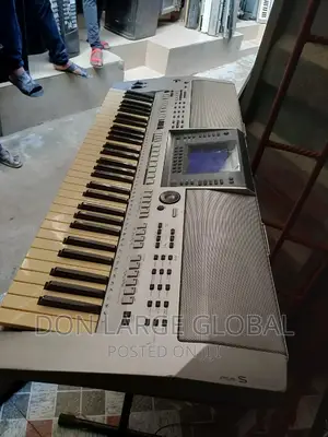 Yamaha PSR-S700 Keyboard