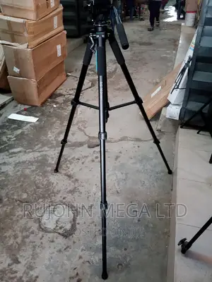 Professional Camera Tripod. Load Capacity 3 - 5 Kg