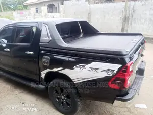 Hilux Boot Cover Rolling With Spoiler *