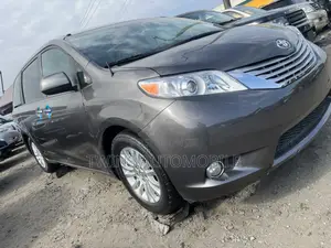 Toyota Sienna XLE 8-Passenger 4dr Minivan (3.5L 6cyl 6A) 2014 Gray