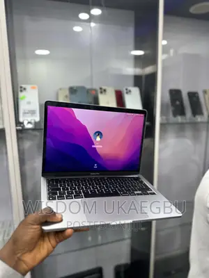 Laptop Apple MacBook Pro 2022 M2 8GB Apple M2 SSD 256GB