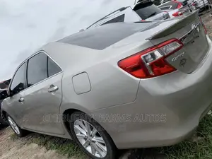 Toyota Camry XLE 4dr Sedan w/Prod. End 11/13 (3.5L 6cyl 6A) 2014 Gold