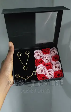 Black Van Cleef Necklace. Roses Flower Gift Box in Abuja