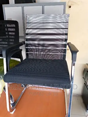 Mesh Visitors Chair With Armrest.