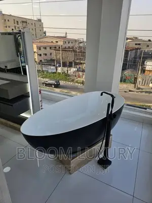 Black and White Freestanding Acrylic Bathtub