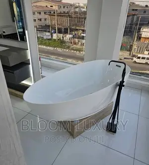 White Acrylic Freestanding Bathtub
