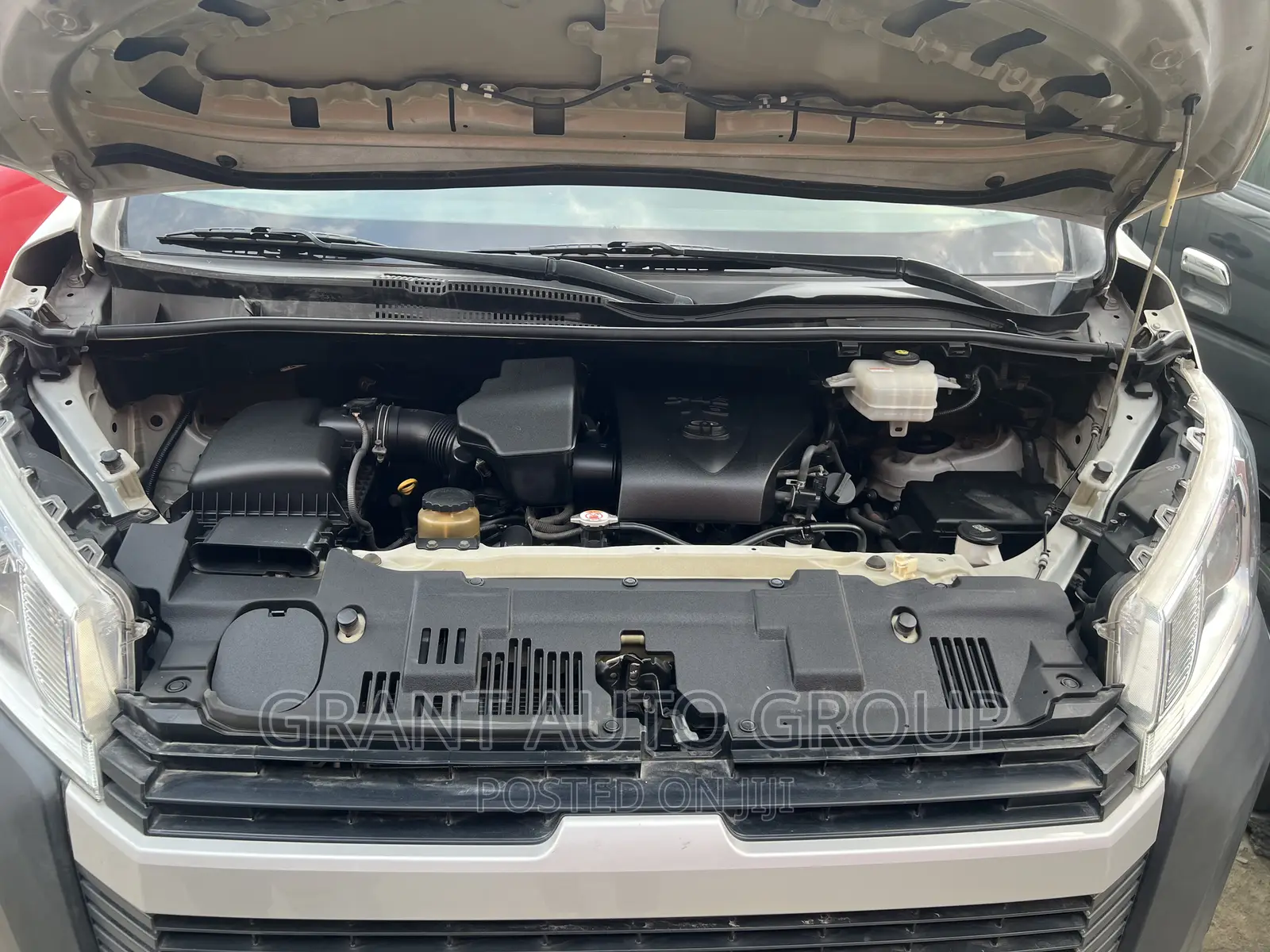 Toyota HiAce 2019 White