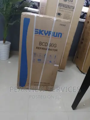 New in 90G Skyrun Top Freezer Refrigerator With Shelves