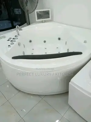 Executive Round Jacuzzi With Television