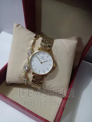 DW Ladies Gold Wristwatch With Bracelet 001 - Gold