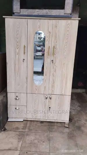 Wardrobe 4x6ft With Mirror