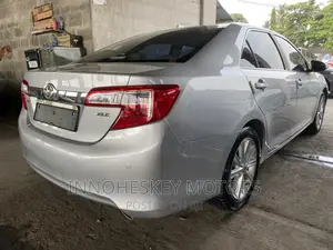 Toyota Camry XLE 4dr Sedan (2.5L 4cyl 6A) 2013 Silver