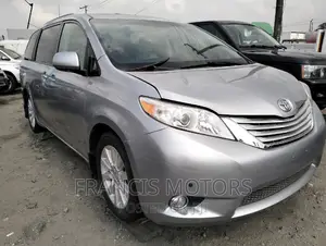 Toyota Sienna XLE AWD 7-Passenger 2013 Silver
