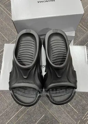*2 Colors of Balenciaga Mold Slide Sandal Now Available*