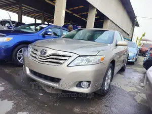 Toyota Camry XLE V6 4dr Sedan (3.5L 6cyl 6AM) 2009 Gold
