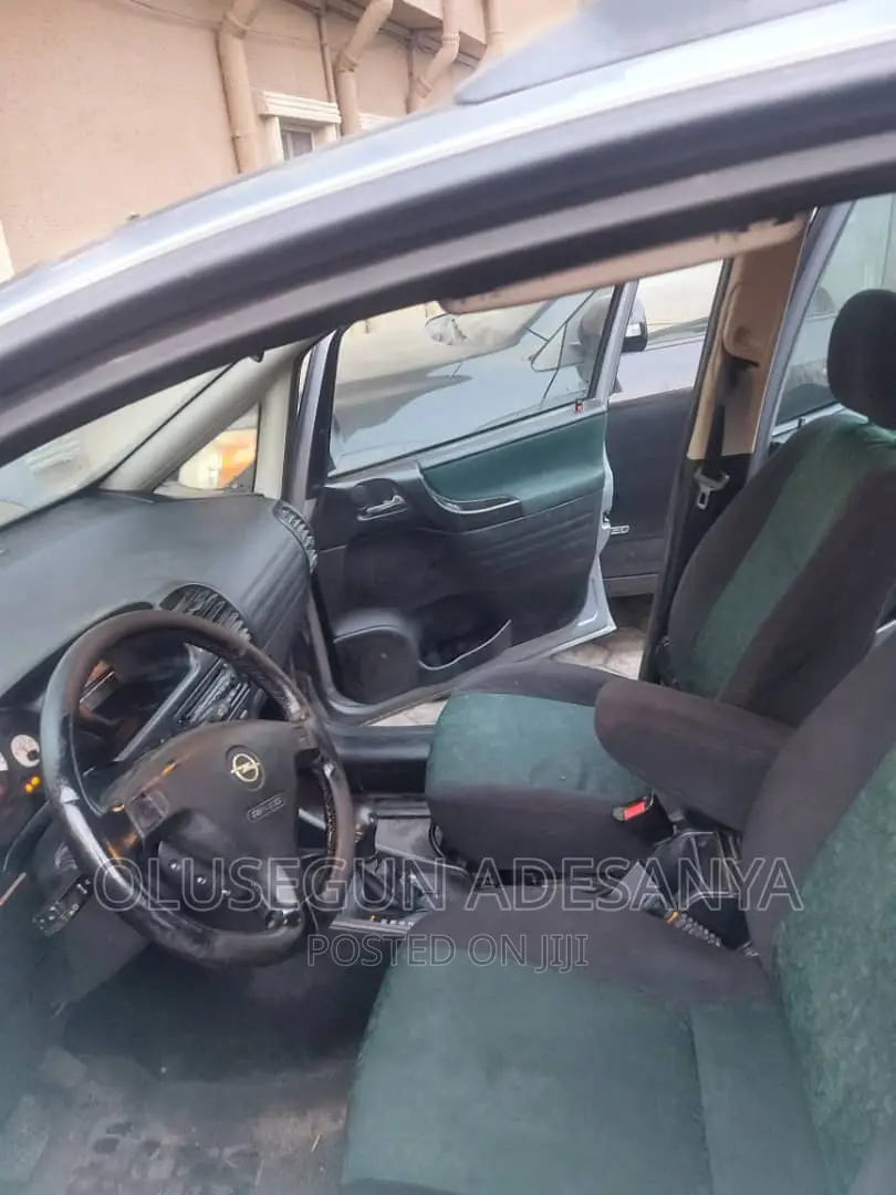 Opel Vivaro 2003 Red