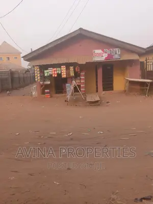 A Total of Converterble 10 Rooms With Two Shop
