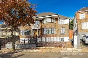 Furnished 9bdrm Mansion in Alexander Avenue, Awoyaya for sale