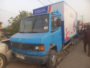 Mercedes Truck 609 Container Body