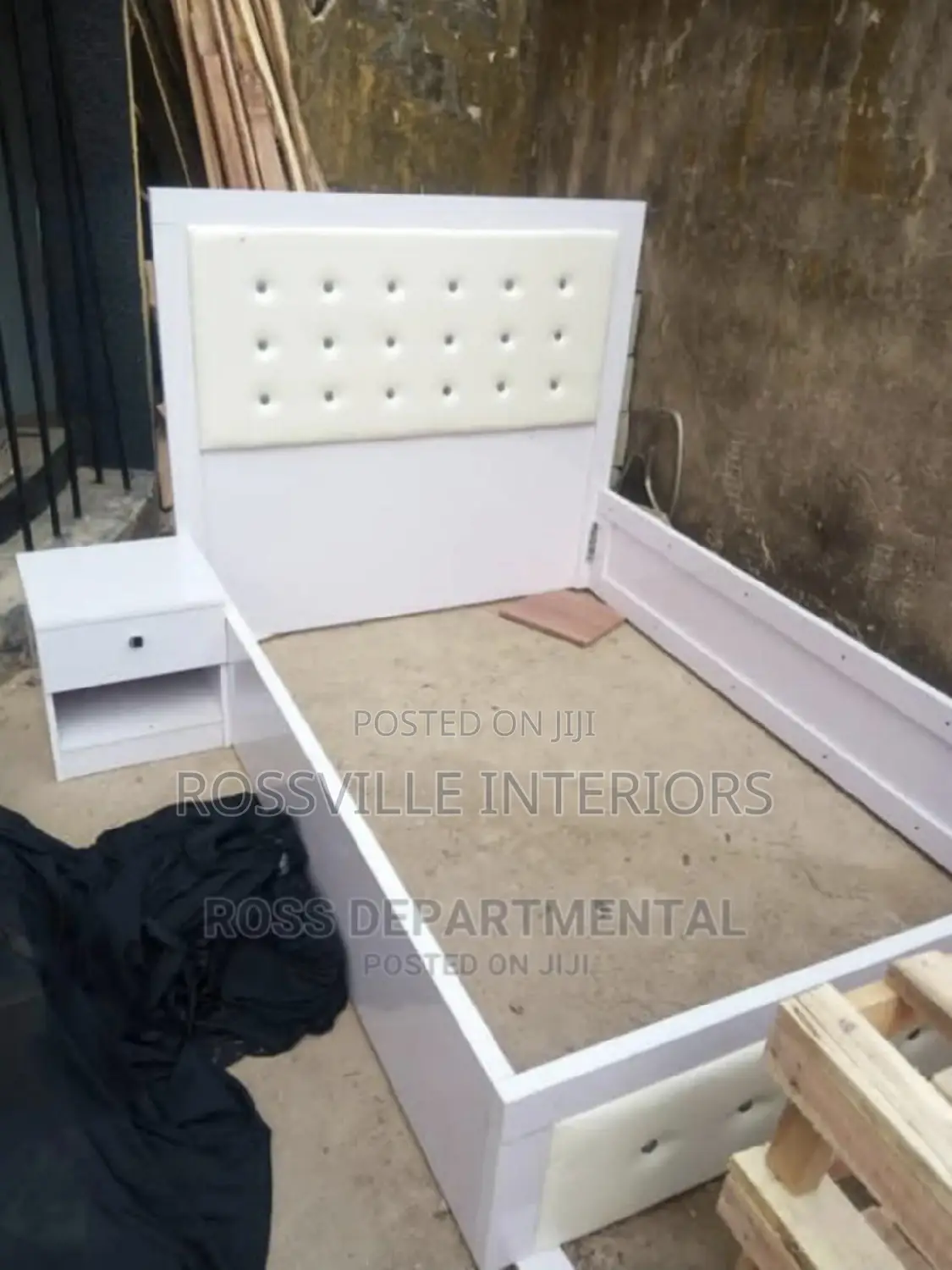 4.5ftby6ft Bedframe