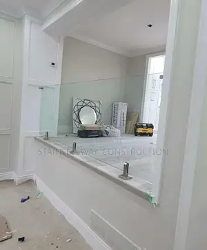 Frameless Glass Work With Spegt Stand