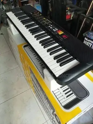 Yamaha PSR F52 Keyboard With Adapter