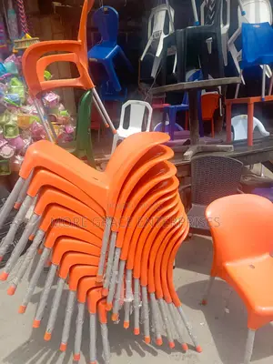 Strong Restaurant Plastic Chair With Iron Legs