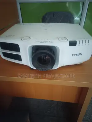 London Used Large Venue 7,000 Lumens. In Lekki, Ph, Ikeja.