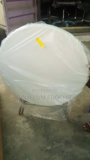 Quality Plastic Table With Metal Legs