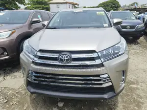 Toyota Highlander 2017 Gold