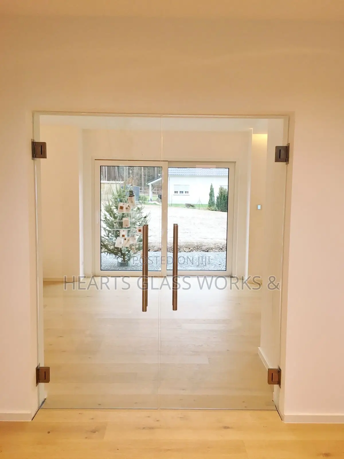 Simple Yet Sleek Hinge Door (10mm Tempered)