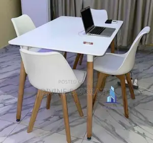 4 Seater Dining Set With Leather Seats.