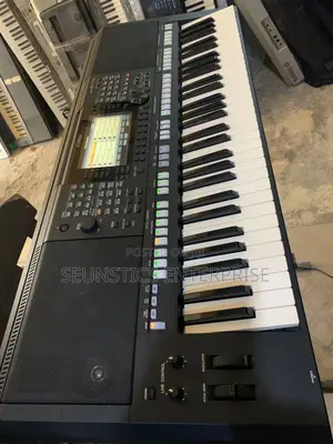 Quality Yamaha PSR S775 Keyboard (Piano)