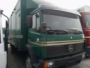 Mercedes Benz, 8bolts, 6tires.