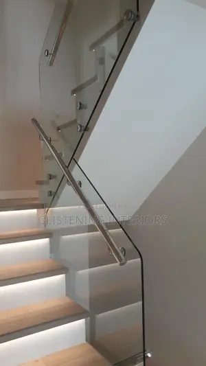 10mm Tempered Glass for a Modern Staircase