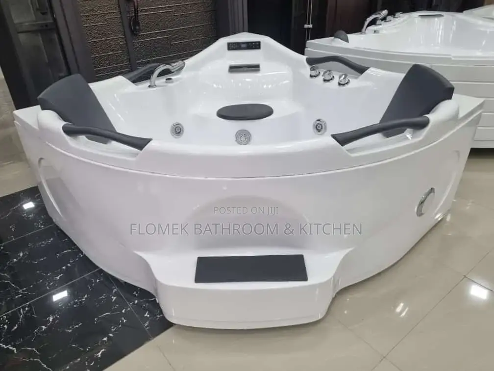 Double Headrest Angle Jacuzzi.