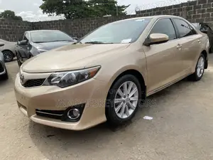 Toyota Camry XLE V6 4dr Sedan (3.5L 6cyl 6A) 2013 Gold