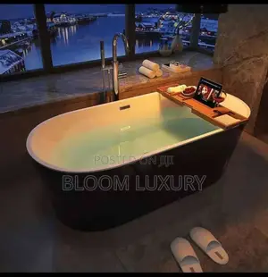 Black+White Freestanding Acrylic Bathtub
