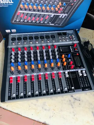 8 Channels Mixing Console