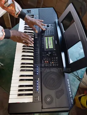 PRS SX700 Yamaha Keyboard Keyboard With Original Adaptor