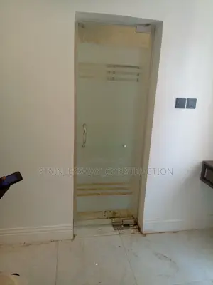 Swing Door/10mm Glass