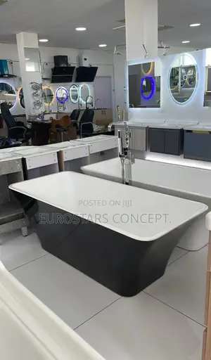 Square Black An White Luxury Bath Tub