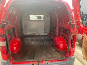 Toyota HiAce 2004 Red