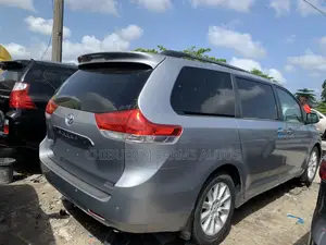 Toyota Sienna Limited AWD 7-Passenger 2013 Silver
