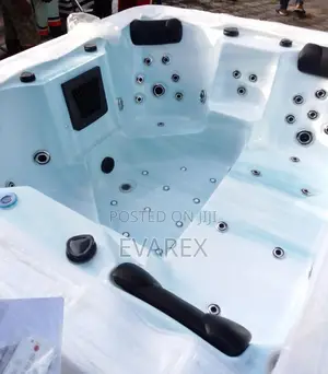 Luxury Spa Jacuzzi With Remote Control, in-Built Heater