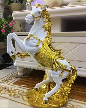 Big White and Gold Colour Horse Centre Table Decorations